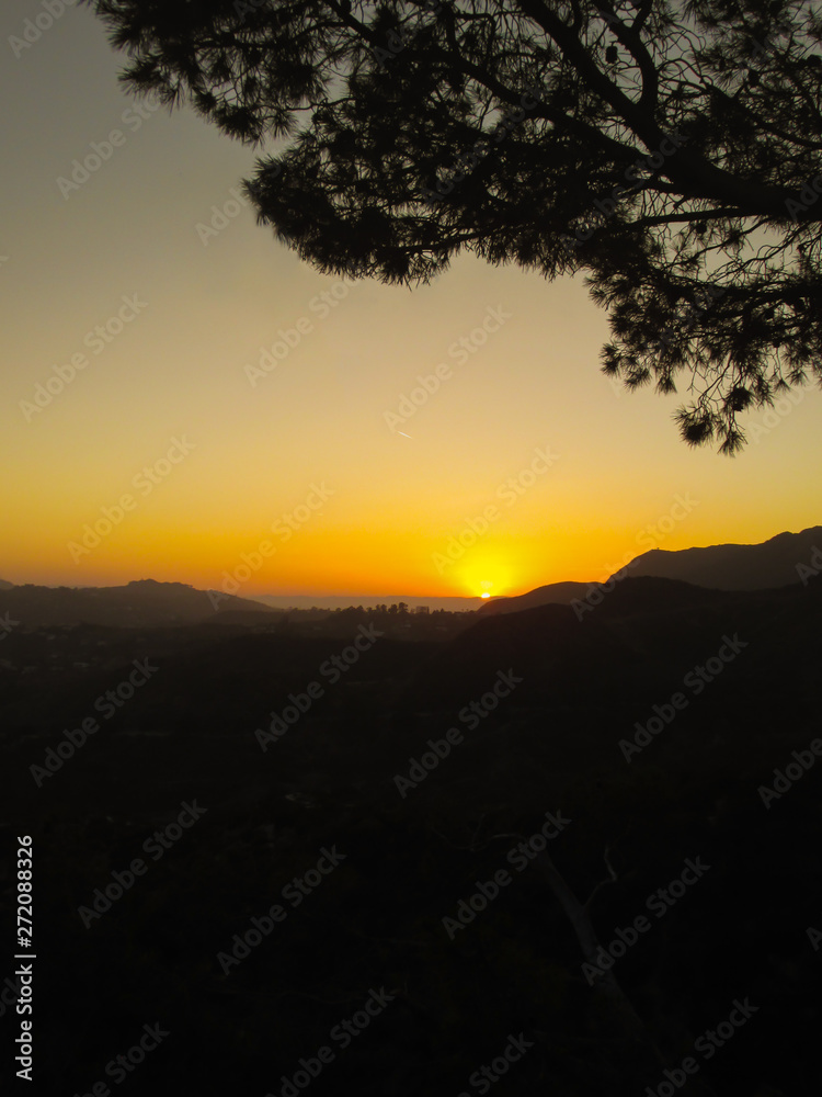 Obraz premium Hollywood Signs Large Font on the Mountain Famous The View of The Sunset From Griffith Observatory.