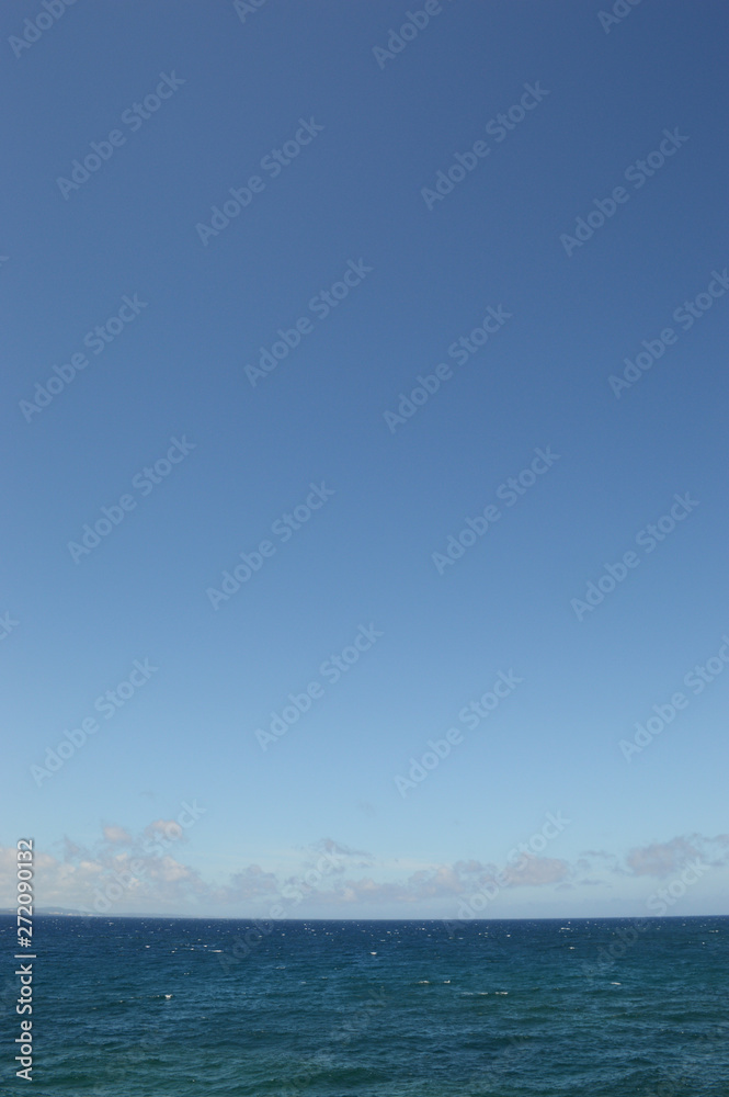快晴の青空と青い海