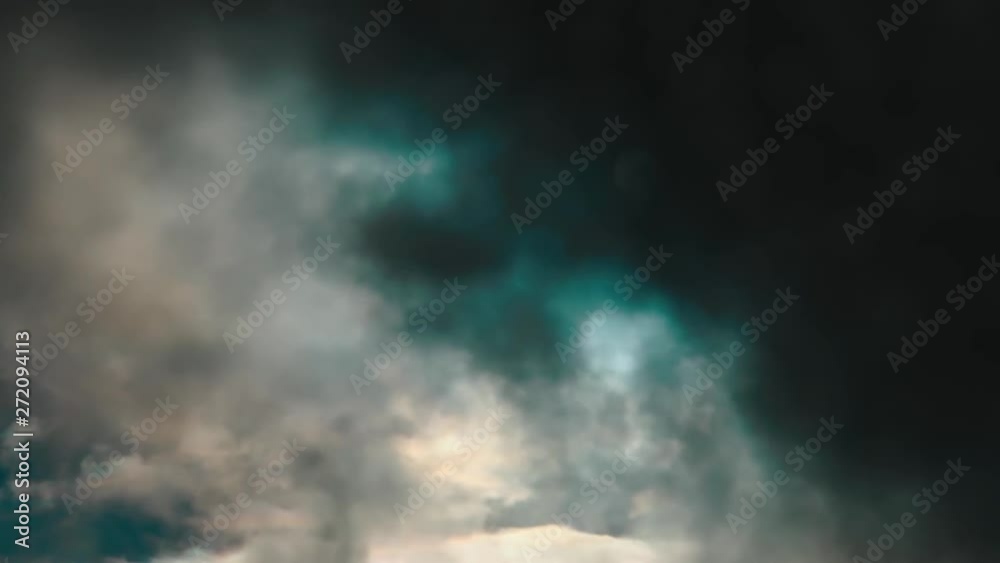 Die Sonne scheint durch dunkle graue Gewitterwolken und erzeugt ein buntes Farbspiel