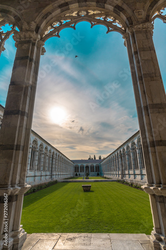 Foto Pisa, Tuscany / Italy - April 18th, 2019: Sunset in the Campo Santo or Camposant