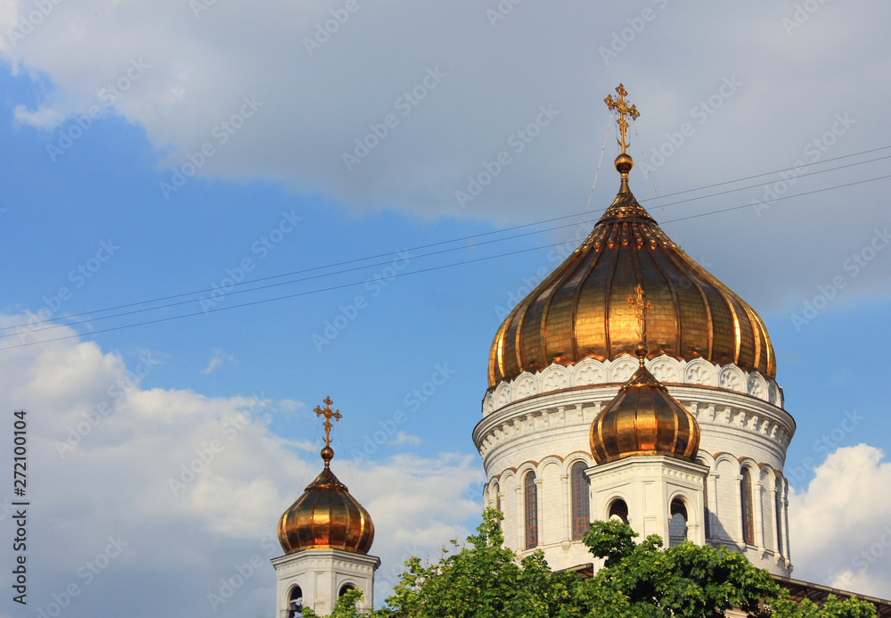 Golden church domes of religious christian xathedral of Christ the Saviour in Moscow, Russia 