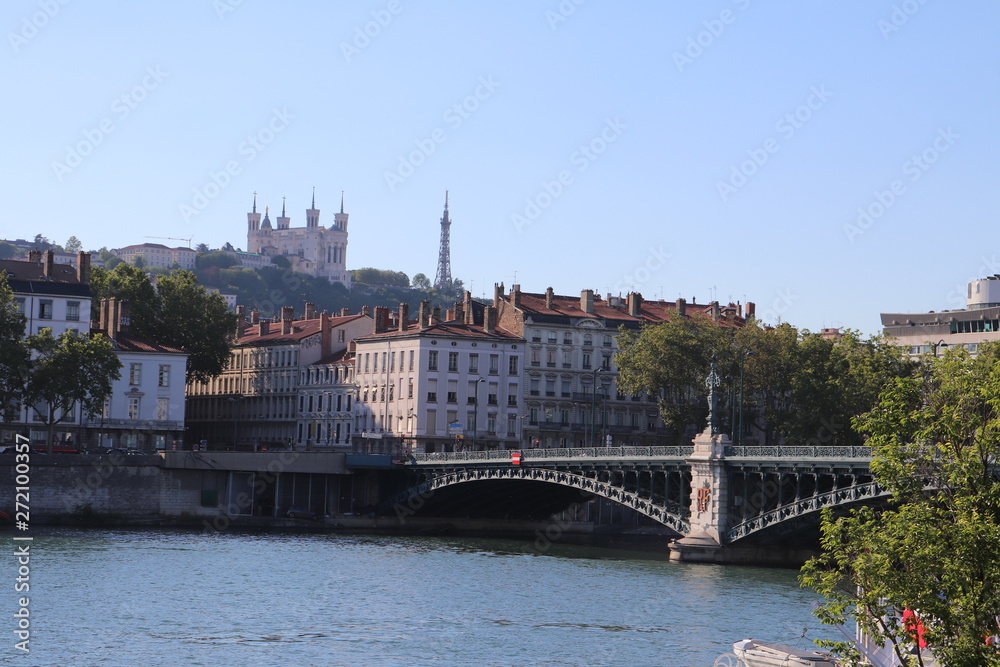 Ville de Lyon - Pont de l'Université sur le fleuve Rhône inauguré en 1903 avec arches métalliques