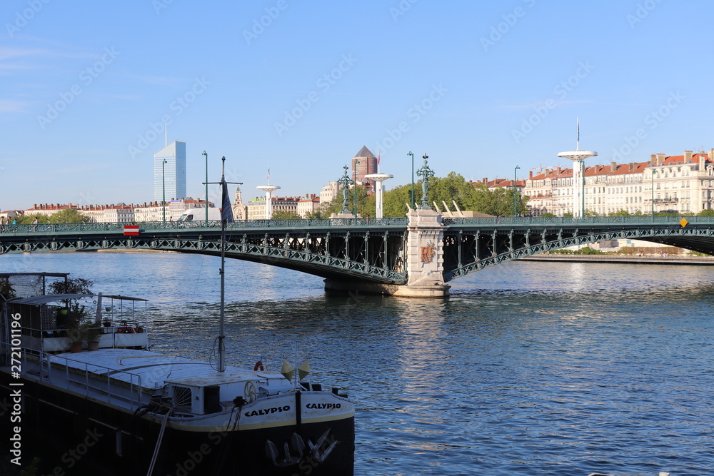 Ville de Lyon - Pont de l'Université sur le fleuve Rhône inauguré en 1903 avec arches métalliques