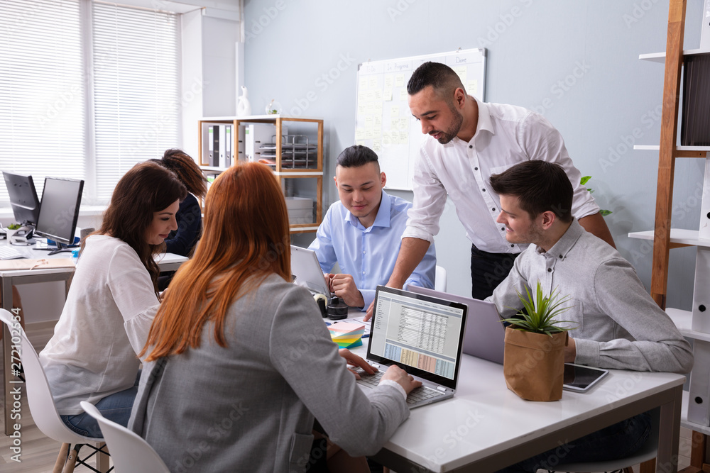 Obraz premium Businesspeople Discussing Together During Meeting At Office