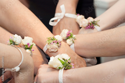 Fényképezés Corsages on the Wrists of Bridesmaids hands