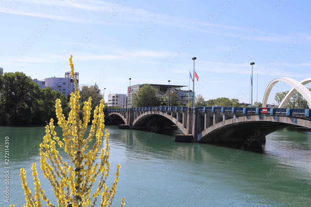 Ville De Lyon Le Pont Pasteur Sur Le Fleuve Rhone En B ton Arm ville-de-lyon-le-pont-pasteur-sur-le-fleuve-rhone-en-b-ton-arm