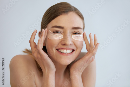 Fotografia Eye skin beauty. Happy woman with under eye patches mask on face