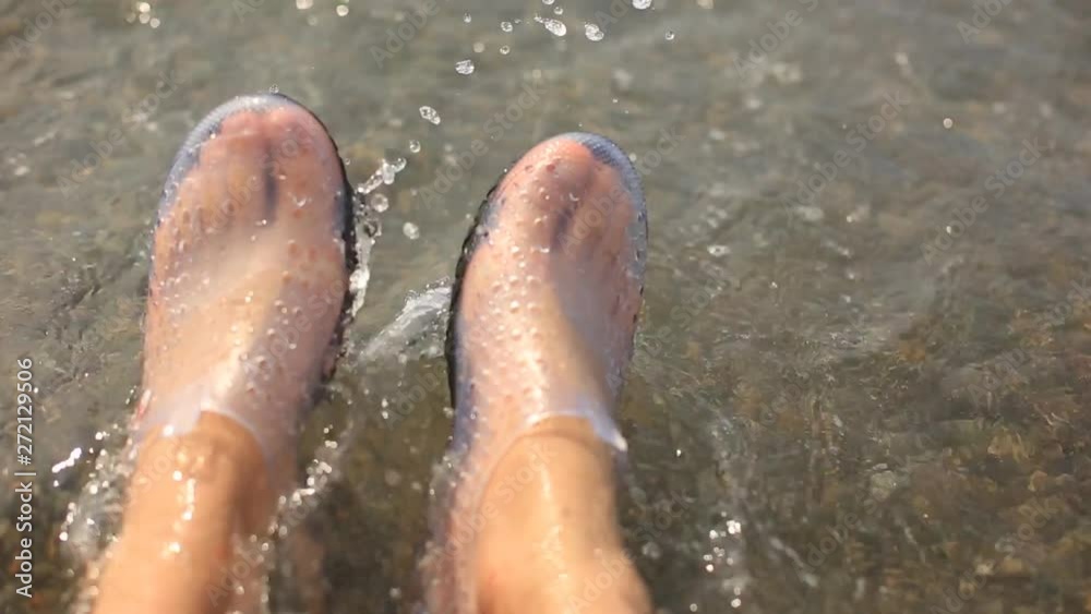 coral Slippers, foot protection on vacation, men's feet against the sea coral Slippers, foot protection on vacation, men's feet against the sea