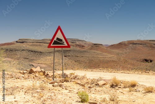 Warnschild am Zarishoogte Pass, C 19, Landschaft in Namibia photo