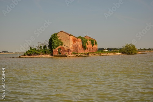 construción en ruina en una isla de la laguna de Venecia.