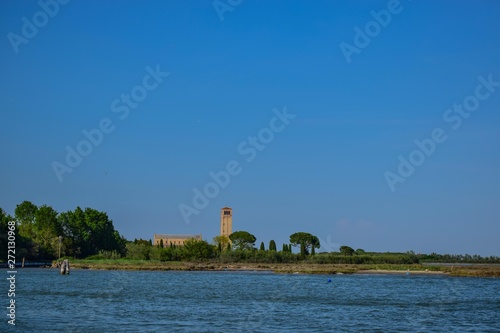 Antigua construcción en la laguna de Venecia.