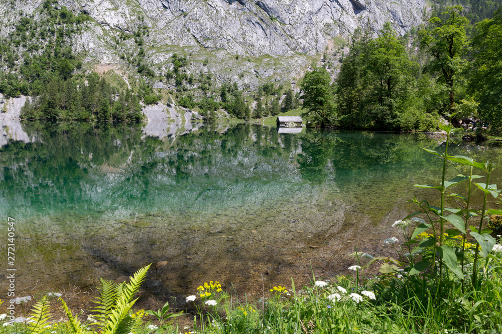 Der Obersee in Bayern, Deutschland, im Sommer Der Obersee in Bayern, Deutschland, im Sommer