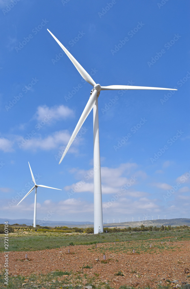 Ventiladores energia eólica en provincia de Teruel España foto de Stock |  Adobe Stock