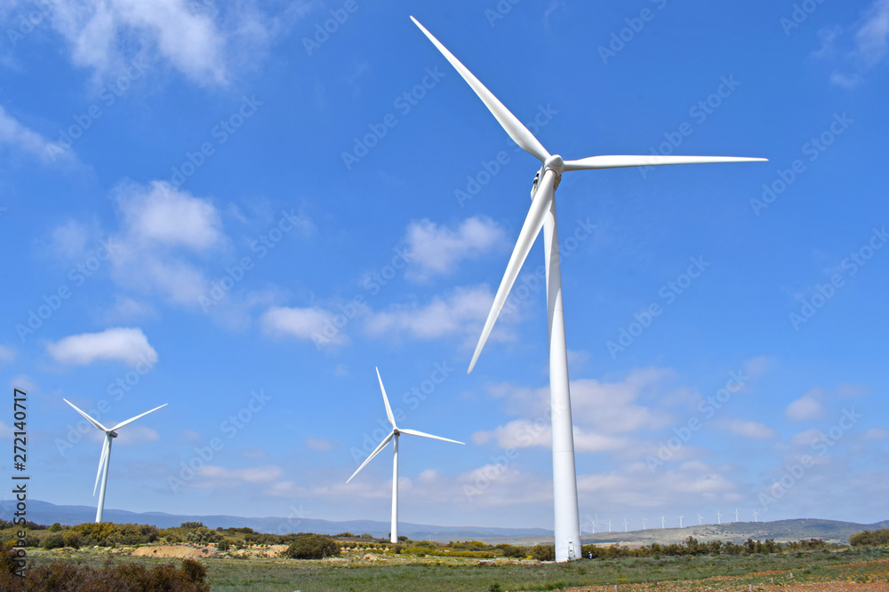 Ventiladores energia eólica en provincia de Teruel España foto de Stock |  Adobe Stock