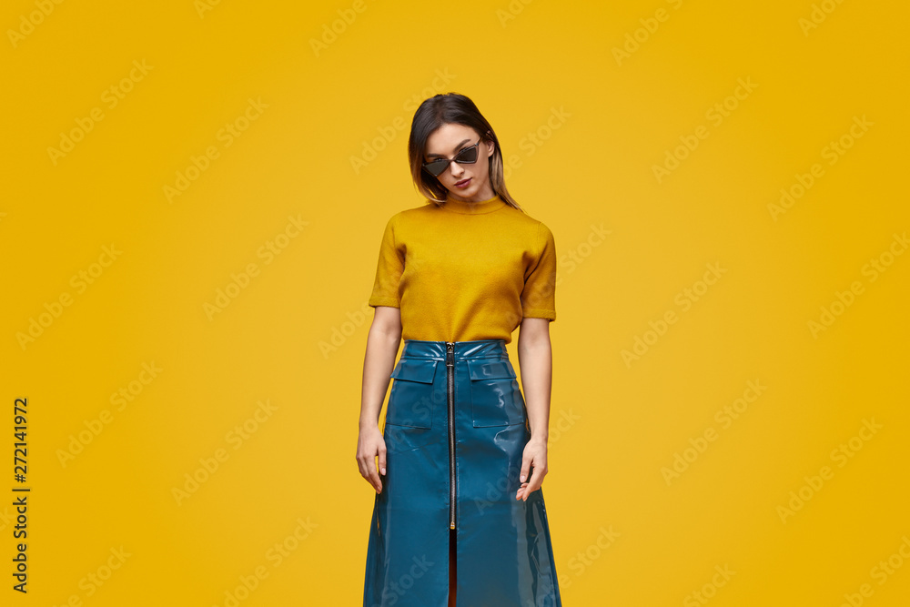 Trendy woman in bright clothes and sunglasses - obrazy, fototapety, plakaty 