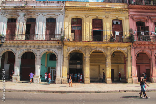 Colorful street and old car in Havana, Cuba © Alohadunya