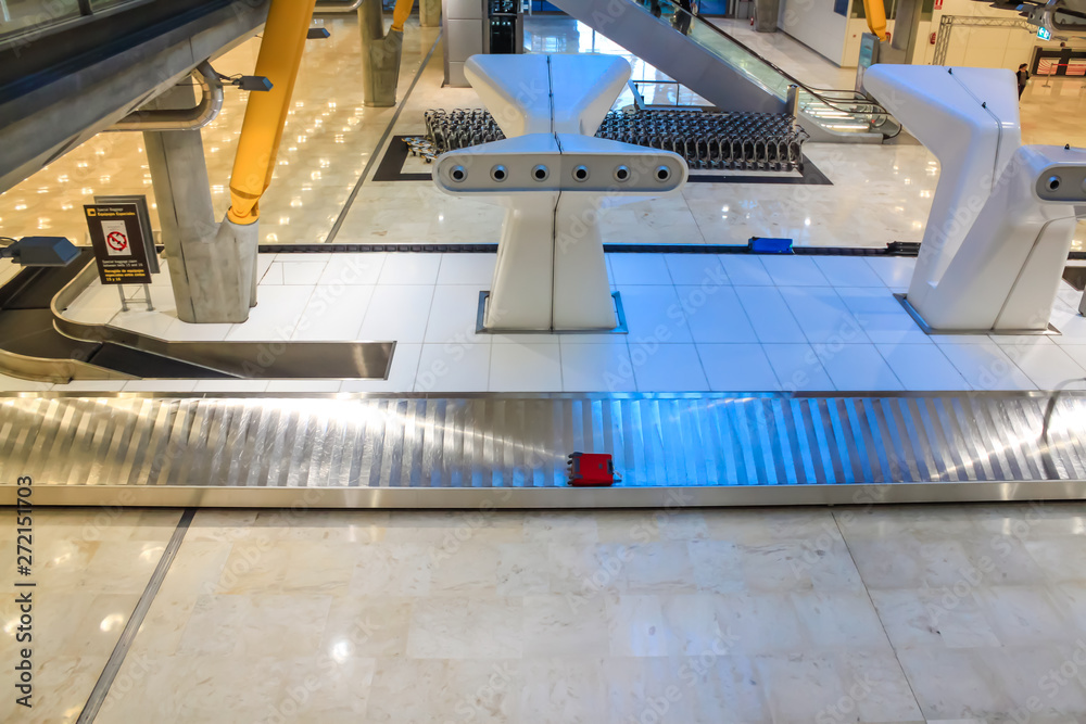 Rollband für koffer am flughafen Rollband für koffer am flughafen