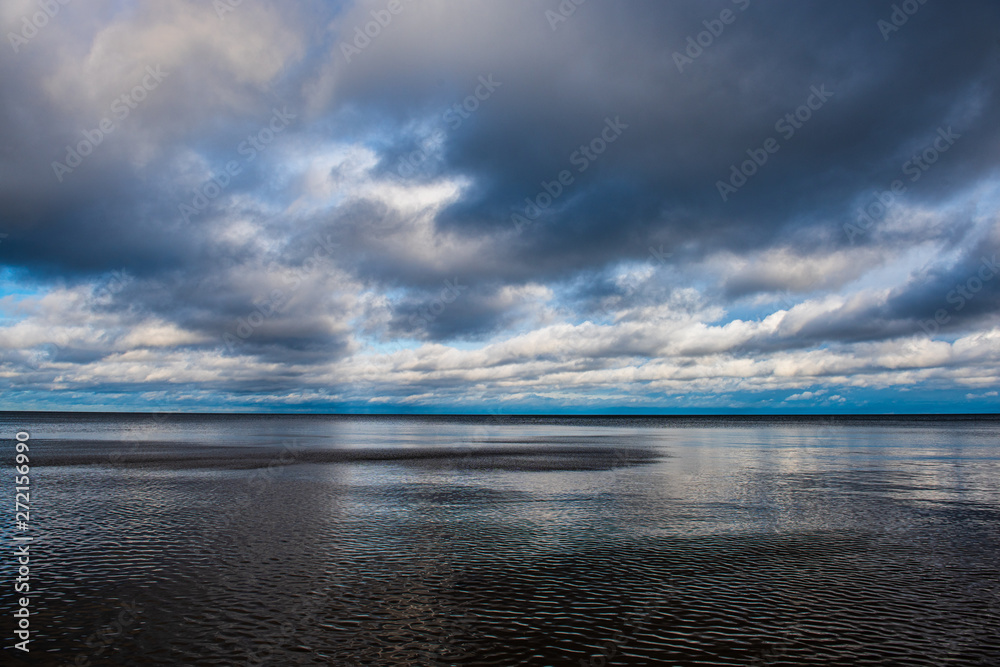 Obraz premium windy sea beach with white sand and blue water