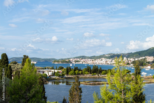 Blick auf die Stadt Skiathos in Griechenland © bobmachee