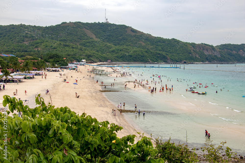 Obraz premium The Beach with people on Koh Larn Island, Thailand.