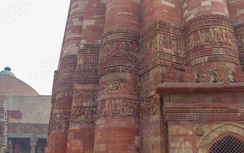 Qutub Minar tower and tomb in Delhi, India © Alohadunya