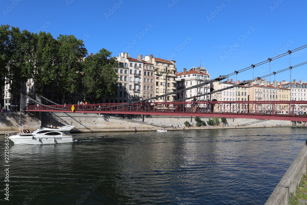 Fototapeta premium Ville de Lyon - Passerelle Saint Vincent - Pont piéton sur la rivière saône - ouvert en 1832