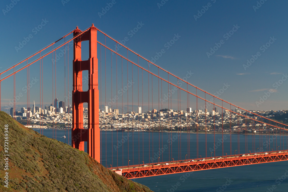 Fototapeta premium Golden Gate Bridge with San Francisco skyline in background
