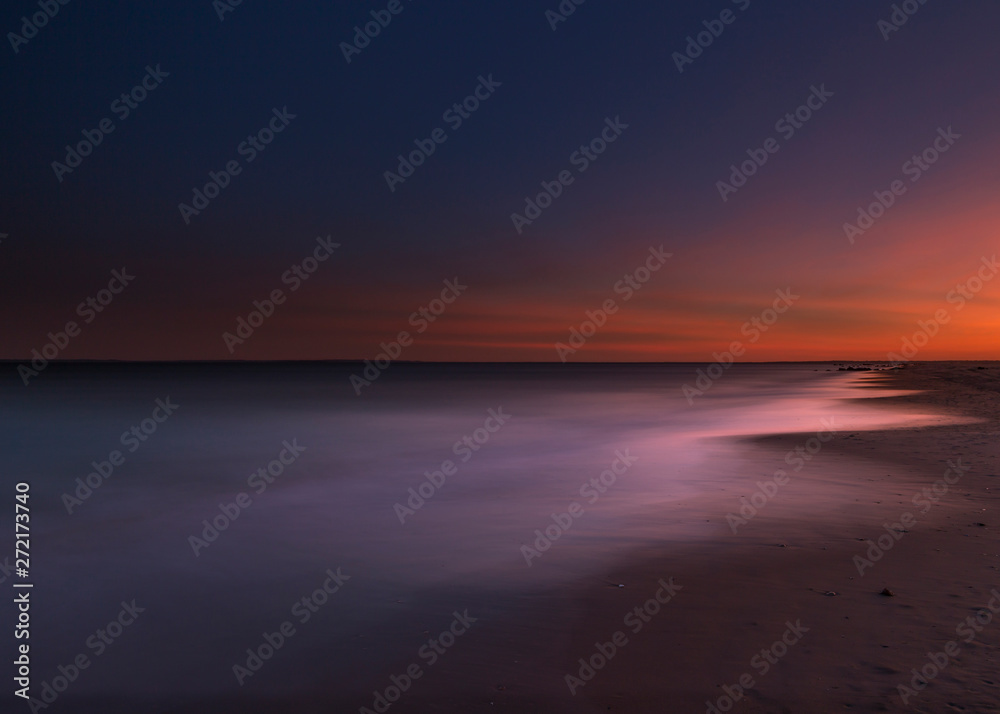 Fototapeta premium Coastline at the pacific ocean at sunset with long exposure
