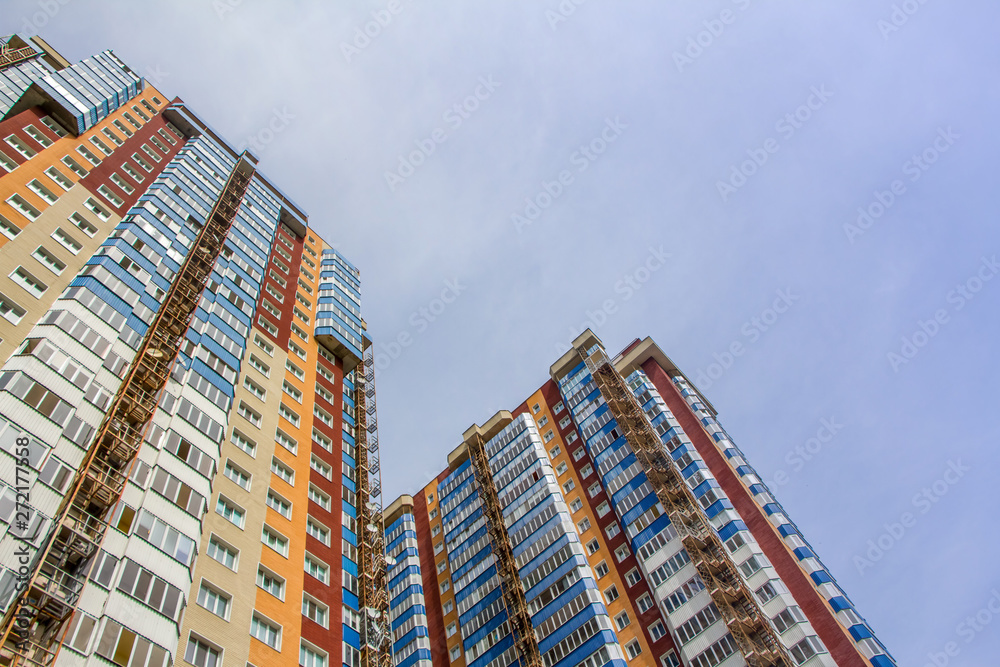 Obraz premium Two new blocks of modern apartments with balconies and blue sky in the background