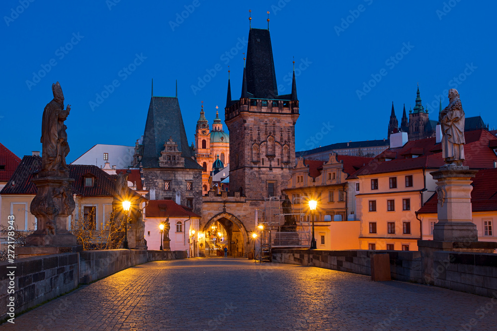 Fototapeta premium Charles Bridge beautiful view before sunrise 