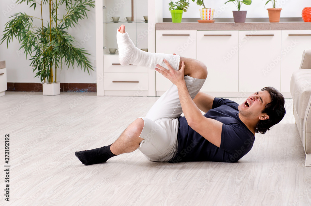 Obraz premium Leg injured young man suffering at home 