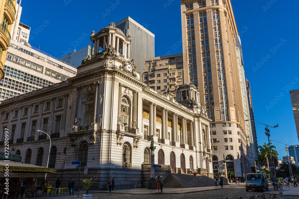 Naklejka premium Rio de Janeiro / Brasil - 07 czerwca 2019, Ratusz. Pałac Pedro Ernesto. Ratusz i ratusz znajdują się na placu Floriano, popularnie zwanym Cinalândia, w śródmiejskiej dzielnicy Ri