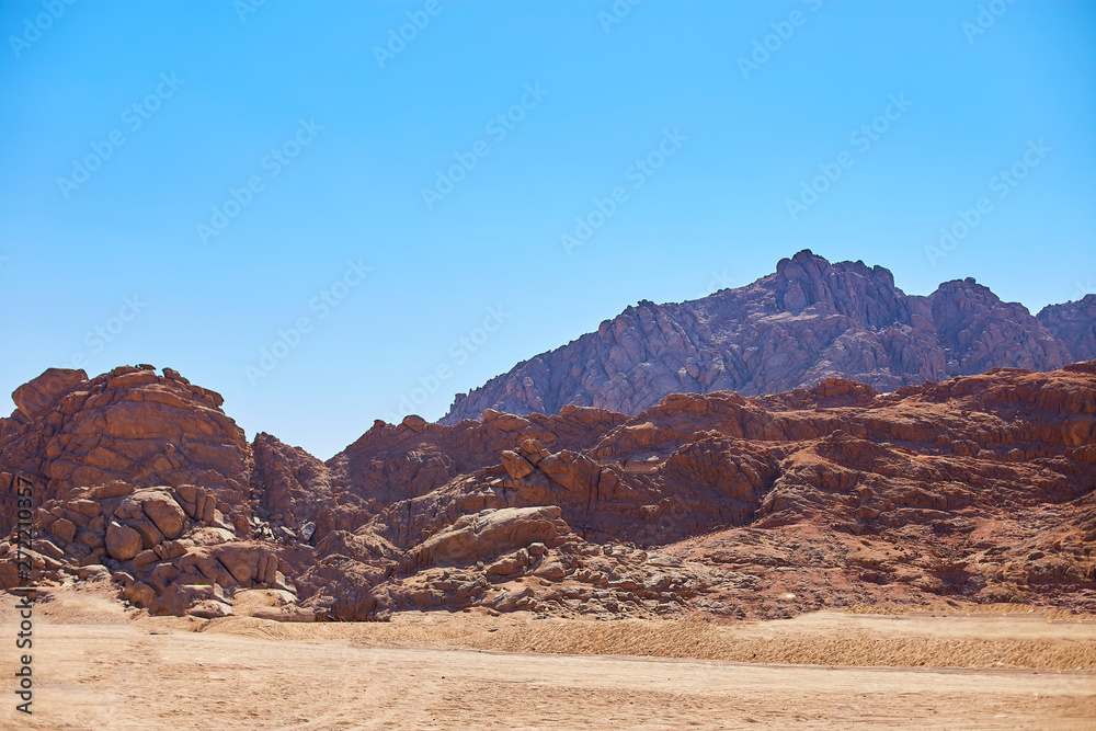 Fototapeta premium Desert on a background of mountains. Beautiful sand dunes in the desert. Copy space.