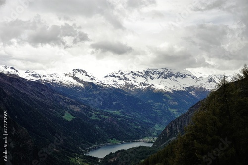 Fototapeta Naklejka Na Ścianę i Meble -  Scenic view in the swiss alps.