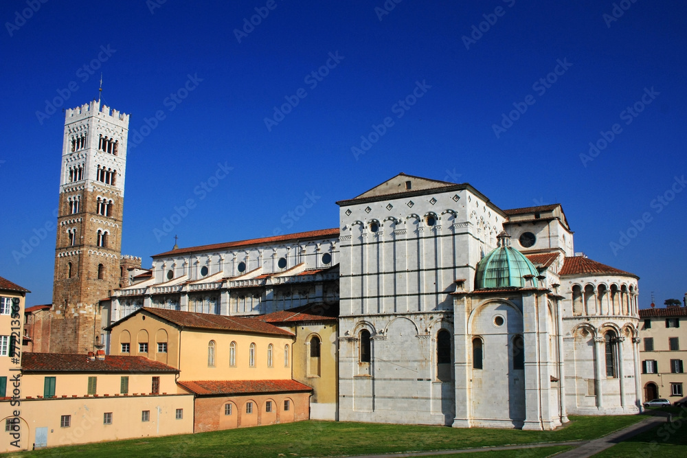 Fototapeta premium Ancient Cathedral in the city of Lucca, Italy