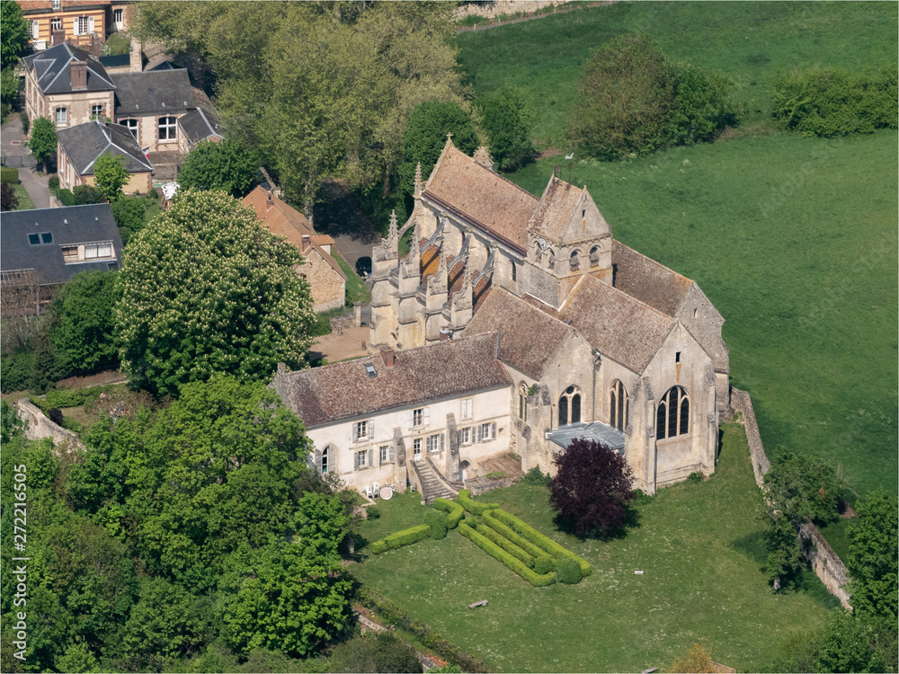 vue aérienne de l'église de Serans dans l'Oise en France