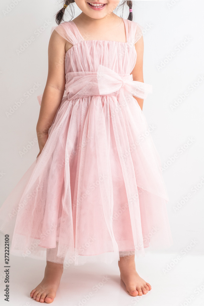 白背景にピンクのキッズドレスを着た女の子が座っているプリンセスお姫様 白背景にピンクのキッズドレスを着た女の子が座っているプリンセスお姫様