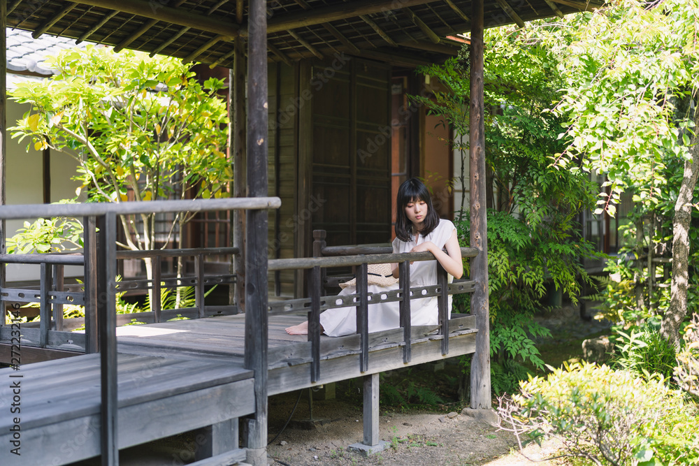日本家屋の女性 日本家屋の女性