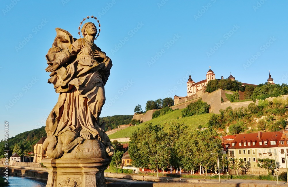 Madonna, Würzburg, Alte Mainbrücke und Festung