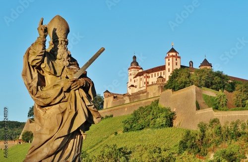 St. Kilian, Würzburg, Alte Mainbrücke und Festung photo