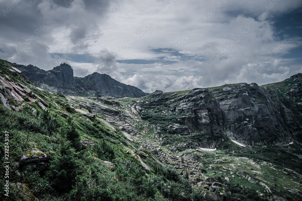 Naklejka premium View of a mountain valley on a cloudy day