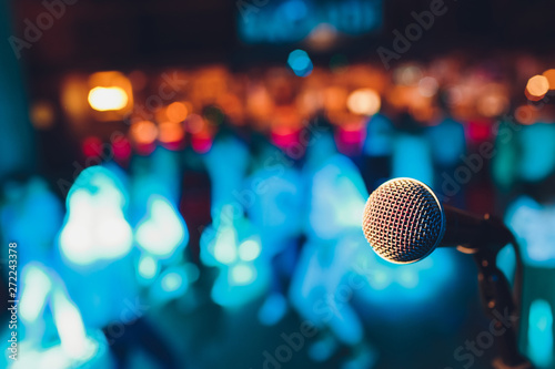 Fotografia microphone on a stand up comedy stage with colorful bokeh , high contrast image