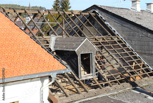 Altes Dach wird abgerissen                      
