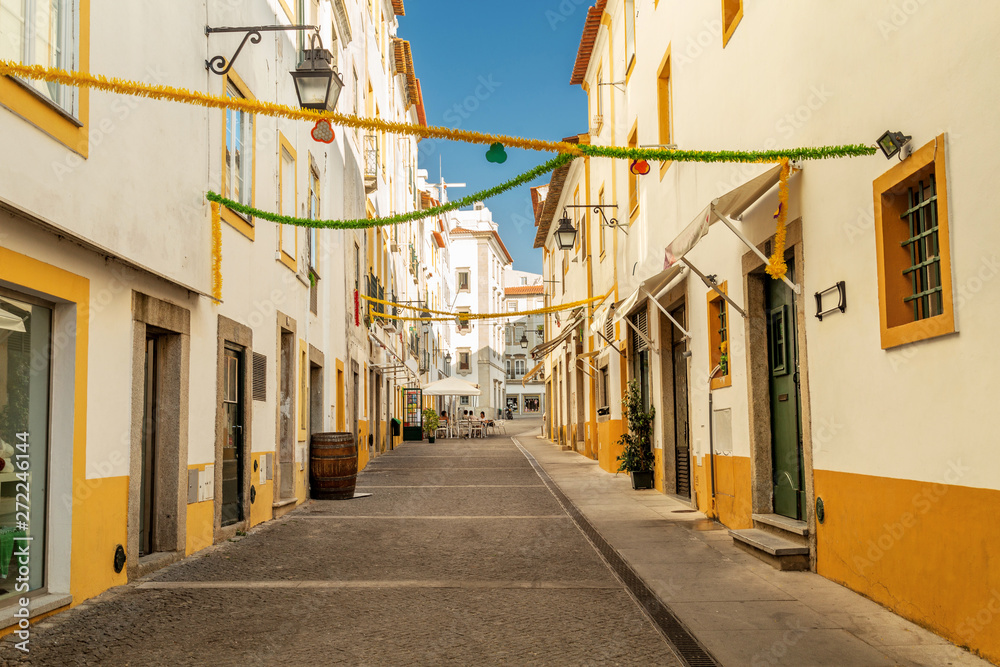 Streets of Evora, Portugal. White and yellow houses on a sunny day foto de  Stock | Adobe Stock