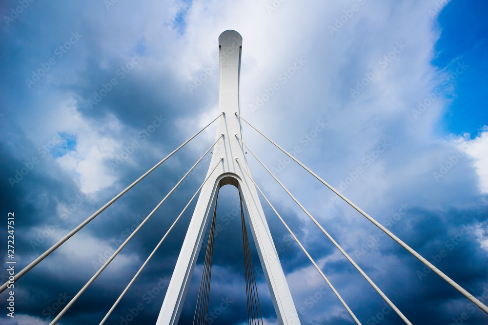 Obraz premium a huge bridge and cloudy sky