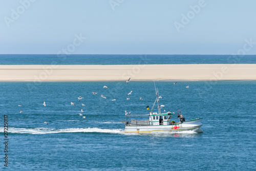 BASSIN D'ARCACHON (France), bateau de pêche devant le banc d'Arguin