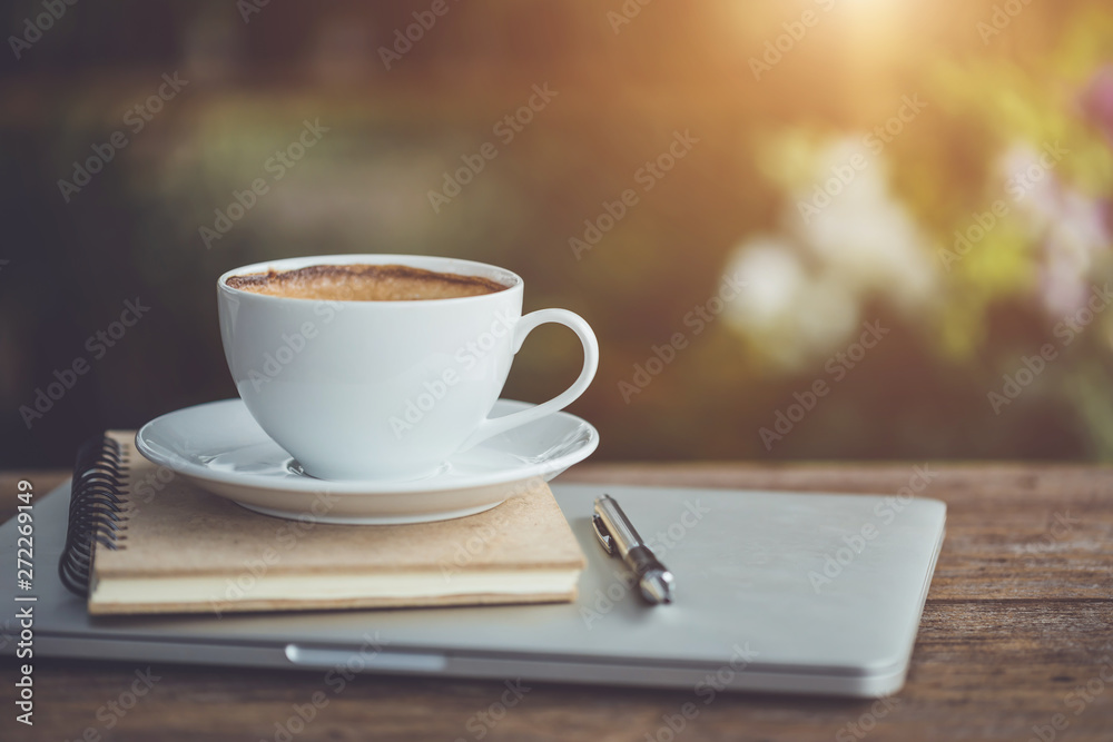 Obraz premium Empty of white ceramic coffee cup on wooden table