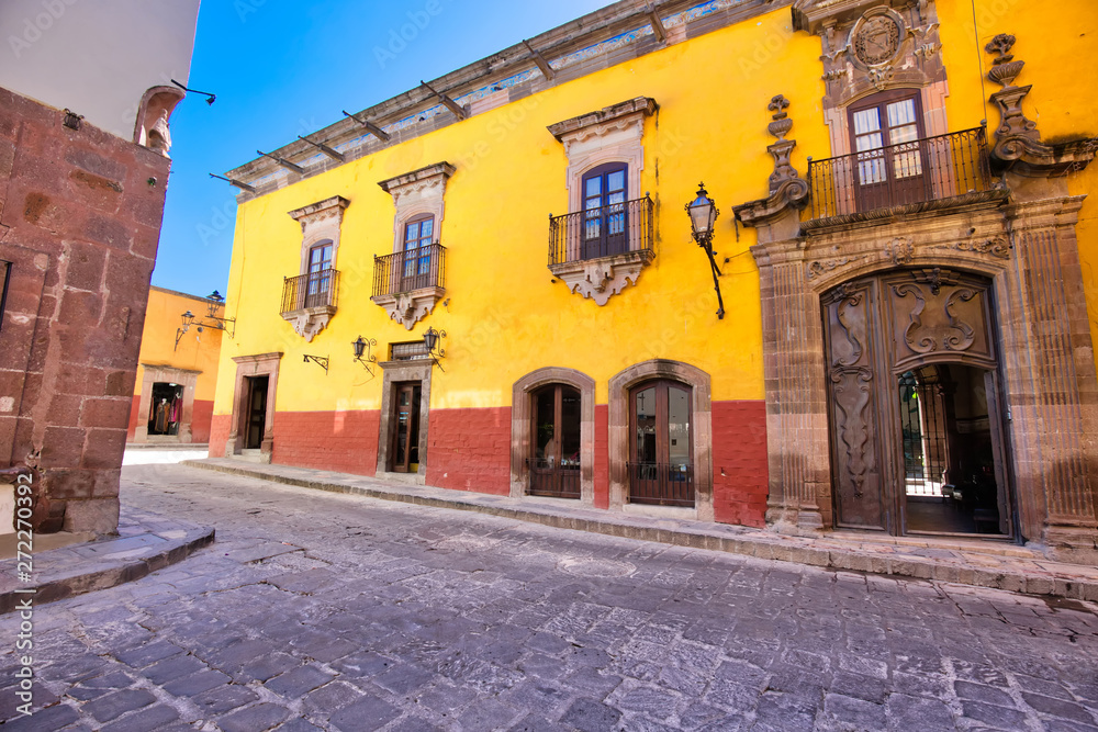 Obraz premium Mexico, Colorful buildings and streets of San Miguel de Allende in historic city center