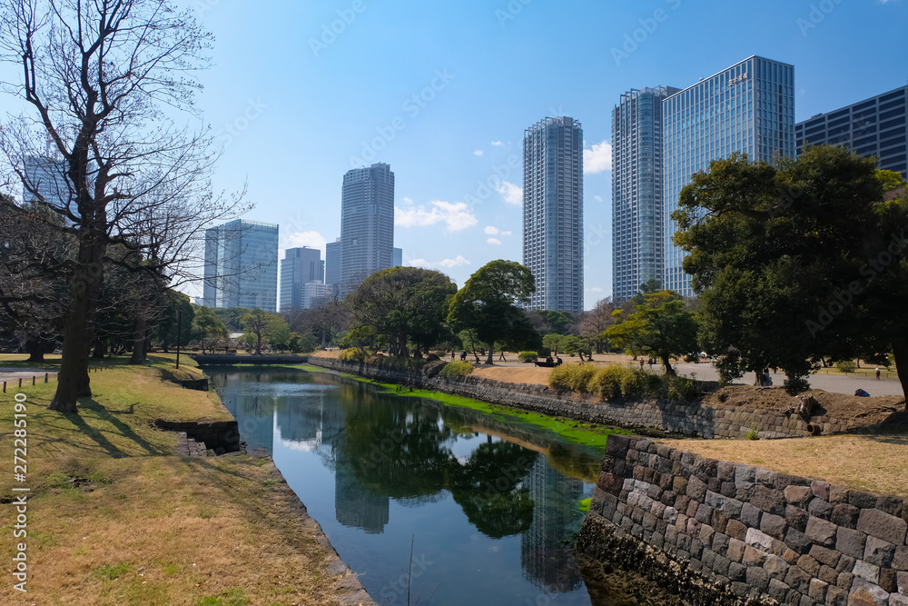 Naklejka premium 浜離宮恩賜庭園 内堀