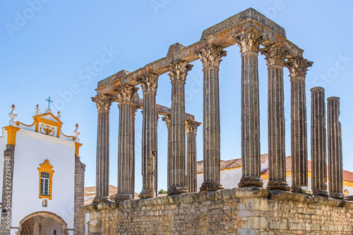 Templo Romano oder Templo de Diana neben Pousada Convento dos Lóios in Évora, Alentejo, Portugal photo